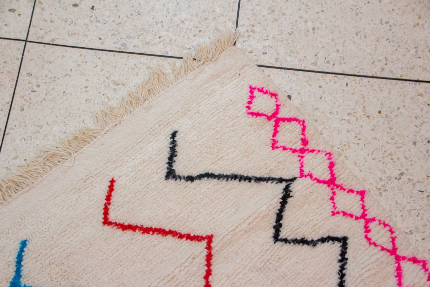Azilal Chromatic Zigzag Columns — Ivory Wool with Neon Accents