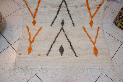 Azilal Arrow Motif — Ivory Wool with Saffron and Charcoal Accents