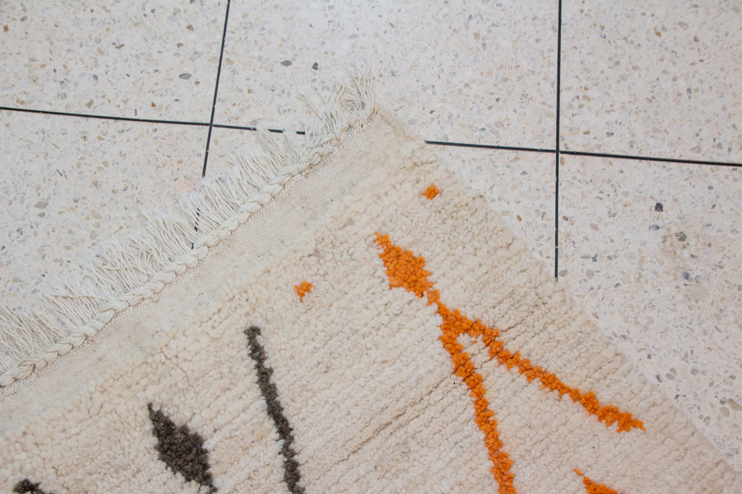 Azilal Arrow Motif — Ivory Wool with Saffron and Charcoal Accents