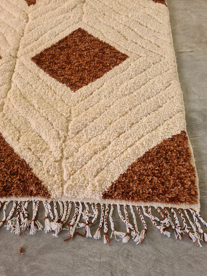 Losanges de la Terre – Tapis Beni Mrirt sculpté en laine rouille et ivoire 