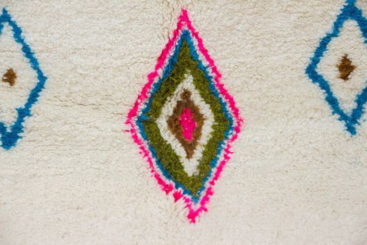 Tapis à poils Azilal — Champ ivoire avec axes de losanges néon et glyphes de branches