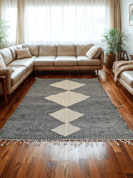 Architectural Silence – Zanafi Joha Kilim in Ash and Chalk Geometry