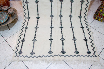 Timehdit Henbel Star-Linked Columns — Ivory Wool with Zigzag Border