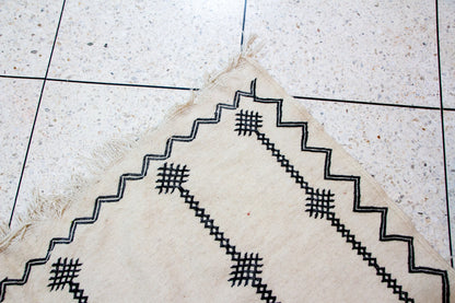 Timehdit Henbel Star-Linked Columns — Ivory Wool with Zigzag Border