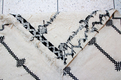 Timehdit Henbel Star-Linked Columns — Ivory Wool with Zigzag Border