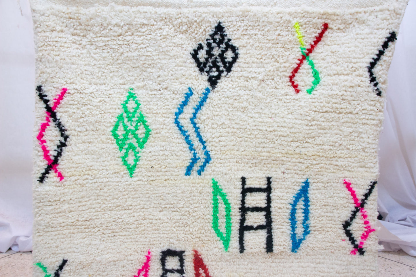 Azilal Glyphic Field — Chromatic Motifs on Ivory Wool