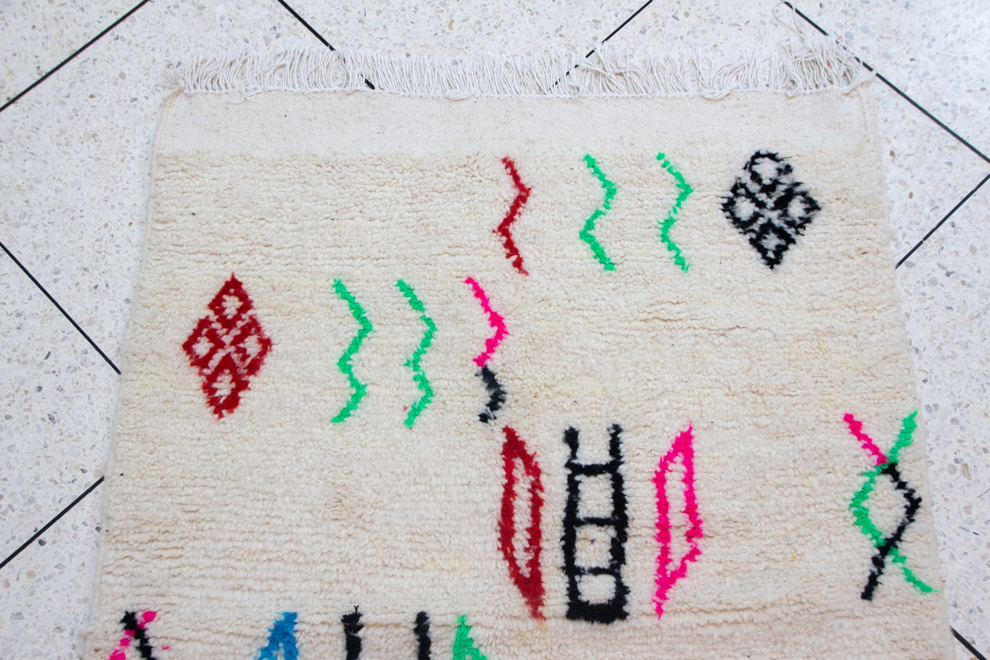 Azilal Glyphic Field — Chromatic Motifs on Ivory Wool