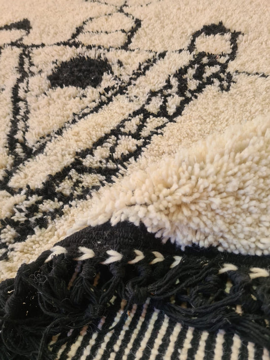 Fibule Script – Beni Ourain Rug with Symbolic Inlay
