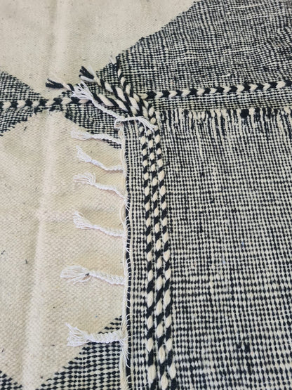 Architectural Silence – Zanafi Joha Kilim in Ash and Chalk Geometry