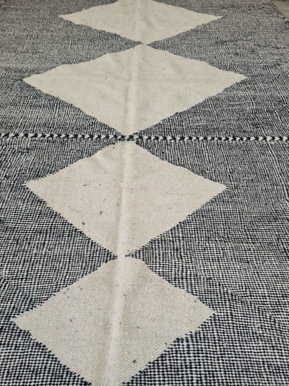 Architectural Silence – Zanafi Joha Kilim in Ash and Chalk Geometry