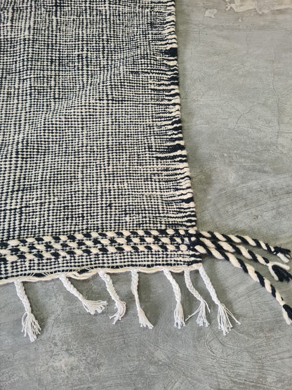 Architectural Silence – Zanafi Joha Kilim in Ash and Chalk Geometry