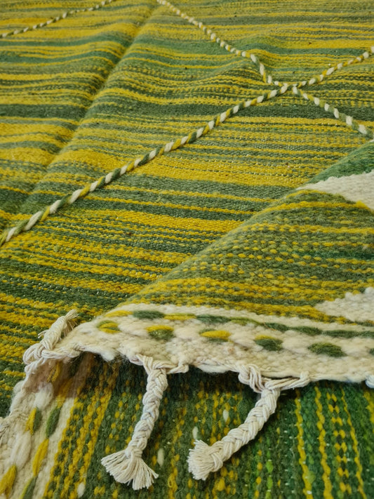 Verdant Pulse – Zanafi Weave in Emerald Threads