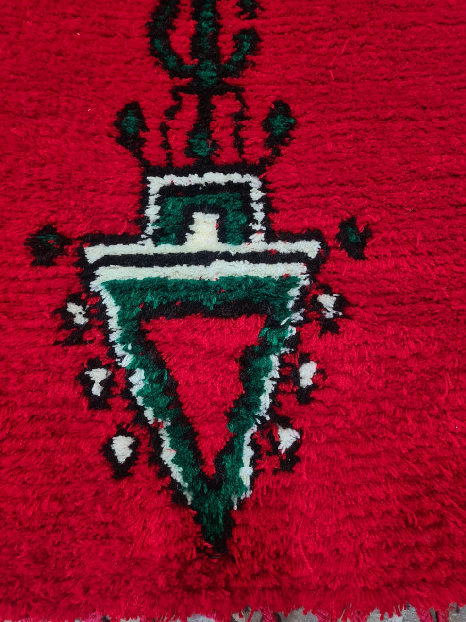 Trinité de Fibules – Sacred Red Signals from Aït Zayne