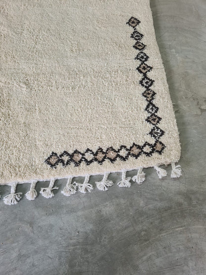Snowfield Tizerzai – Beni Mrirt Rug with Fibule Symbolism
