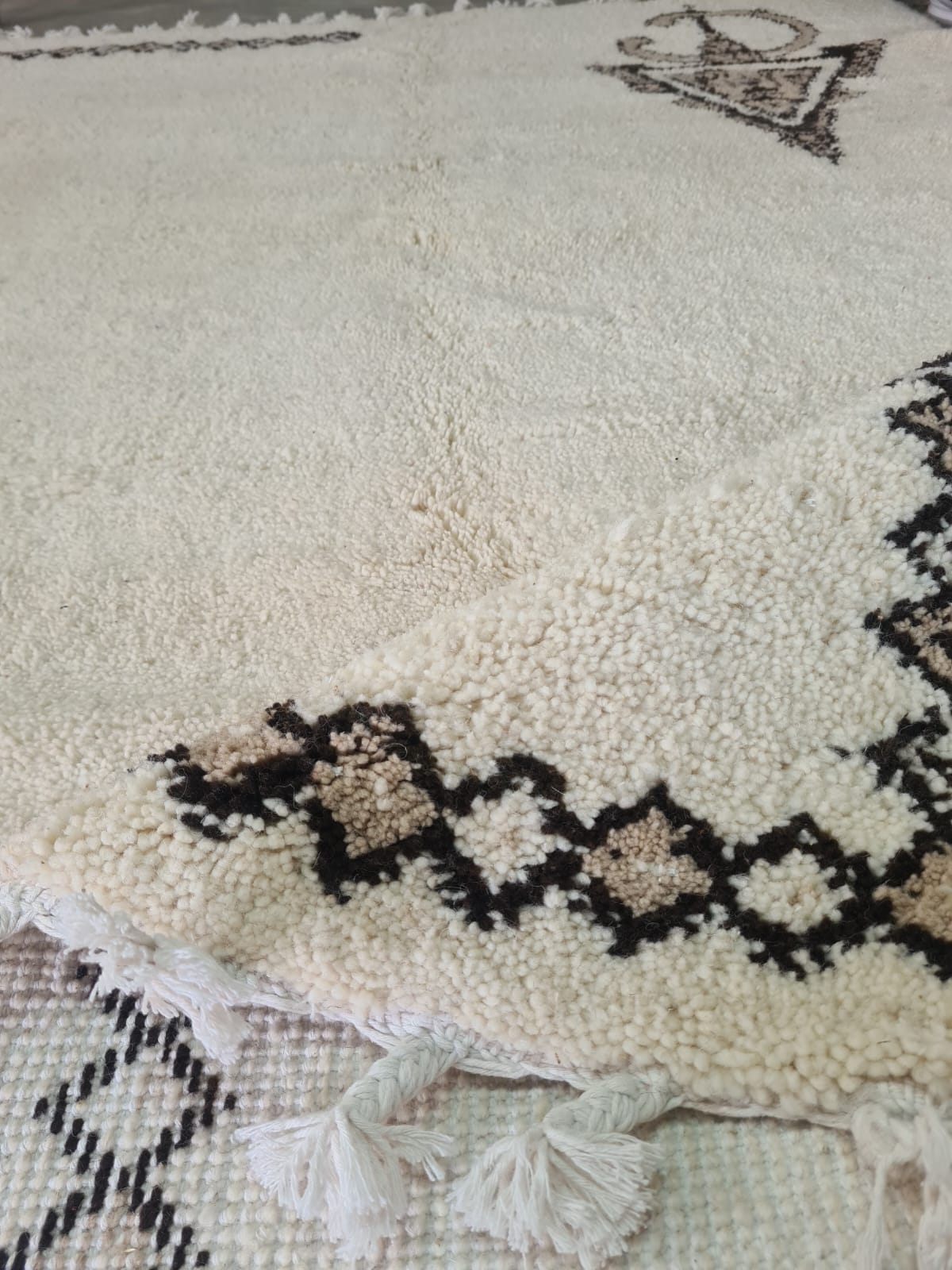 Snowfield Tizerzai – Beni Mrirt Rug with Fibule Symbolism