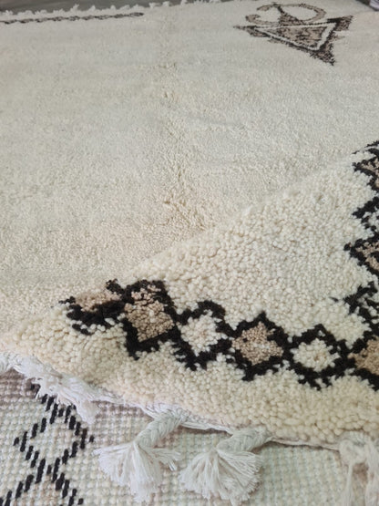Snowfield Tizerzai – Beni Mrirt Rug with Fibule Symbolism