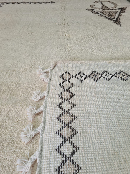 Snowfield Tizerzai – Beni Mrirt Rug with Fibule Symbolism