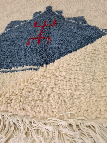 Guardians of the Loom – Blue Fibule Rug from Beni Mrirt