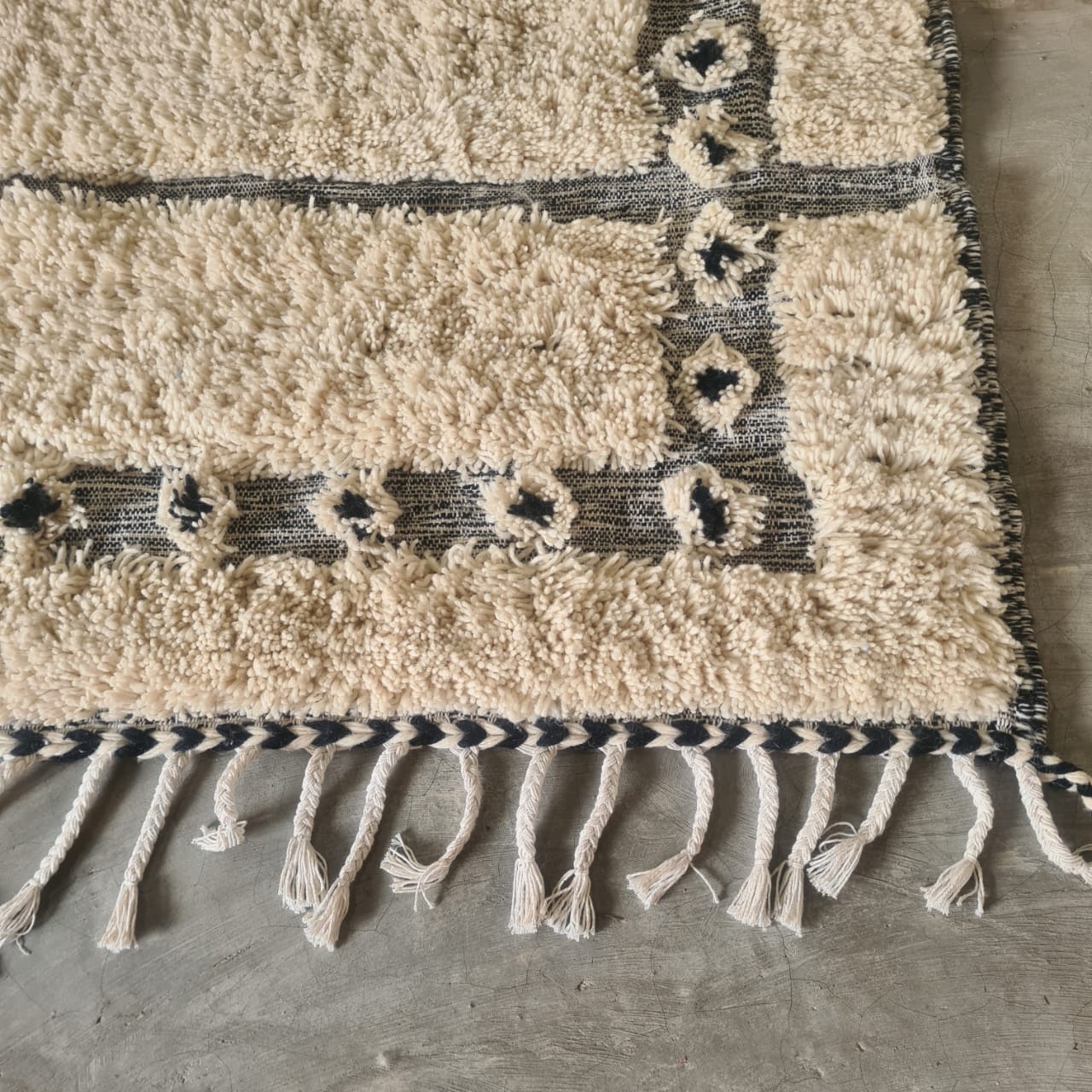 Knotwork Border — Beni Ourain Ladder Field