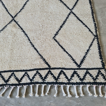 Border Lattice — Beni Ourain Diamond Net with Mountain Band