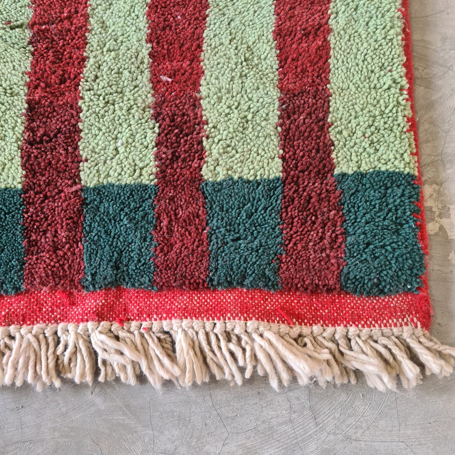 Chromatic Columns — Beni Mrirt Grid with Mint Traverse