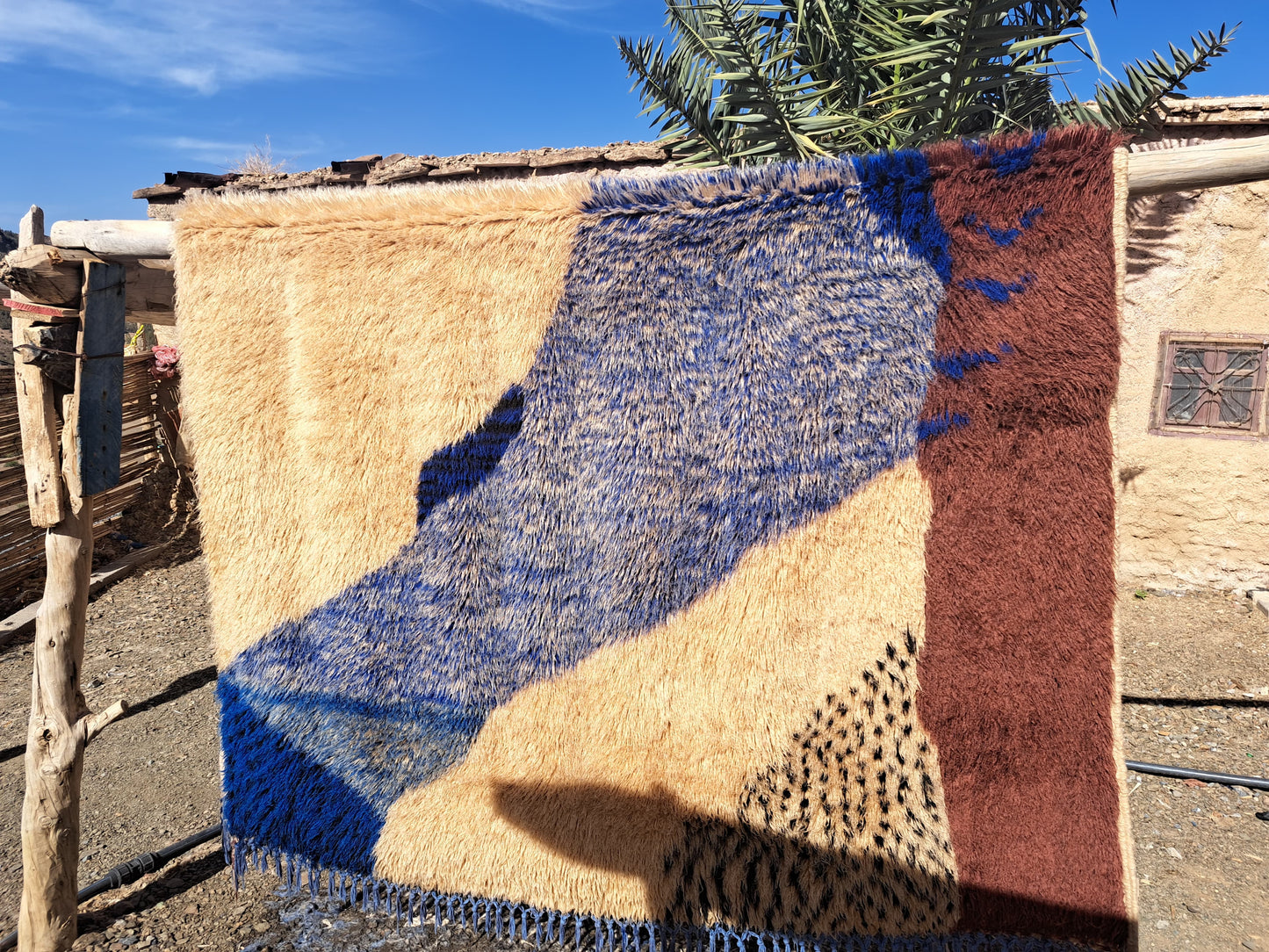 Atlantic Echoes – Tapis Beni Mrirt en bleu océanique 