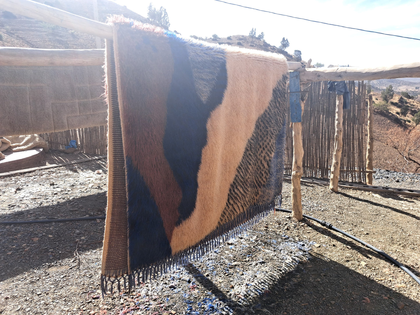 Atlantic Echoes – Tapis Beni Mrirt en bleu océanique 