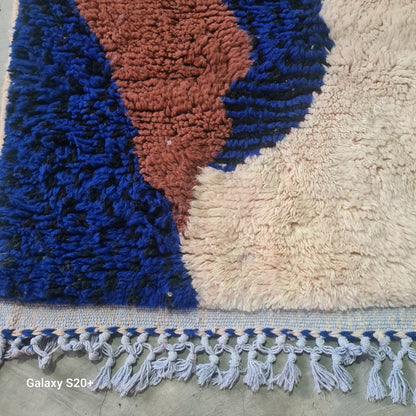 Atlantic Echoes – Tapis Beni Mrirt en bleu océanique 