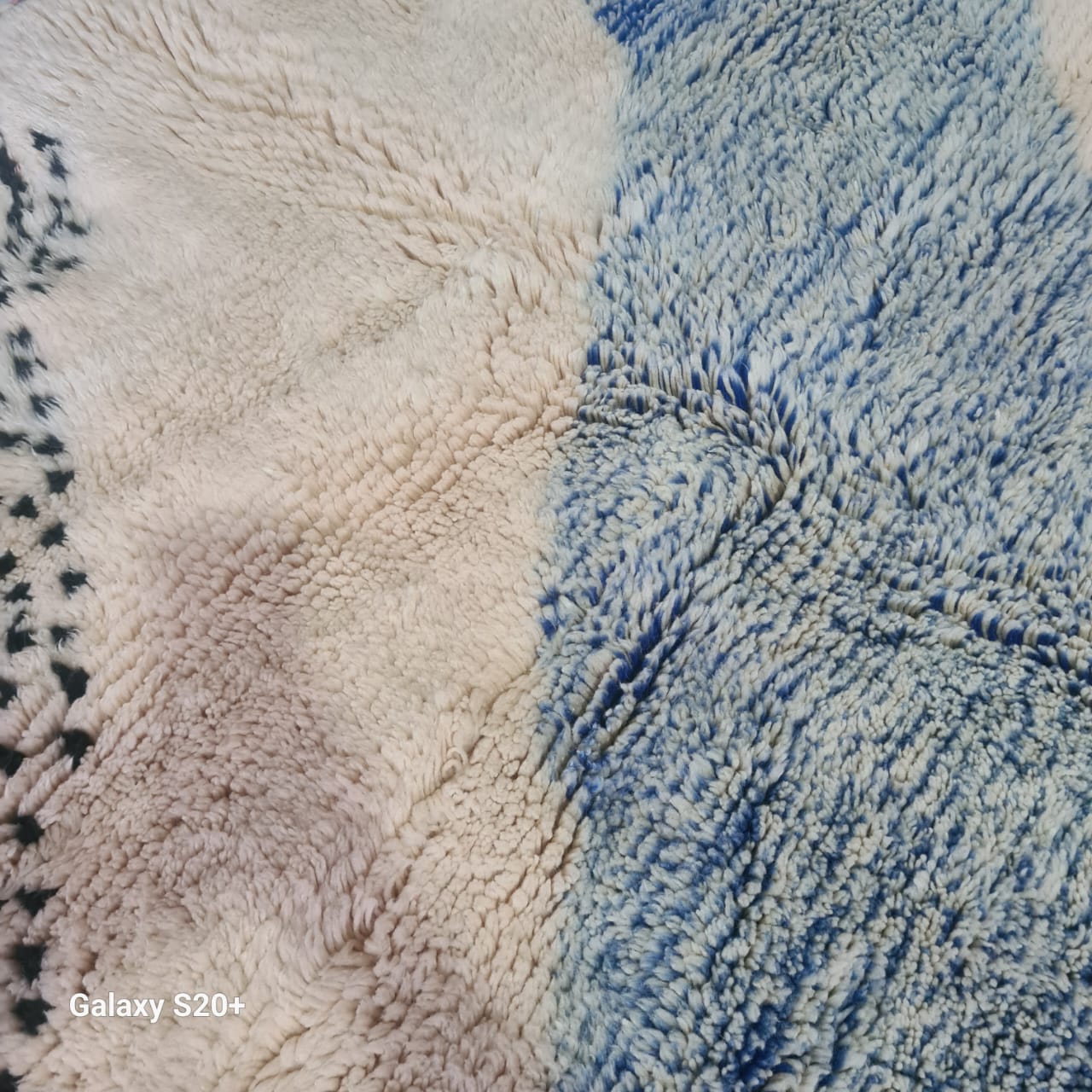 Atlantic Echoes – Tapis Beni Mrirt en bleu océanique 