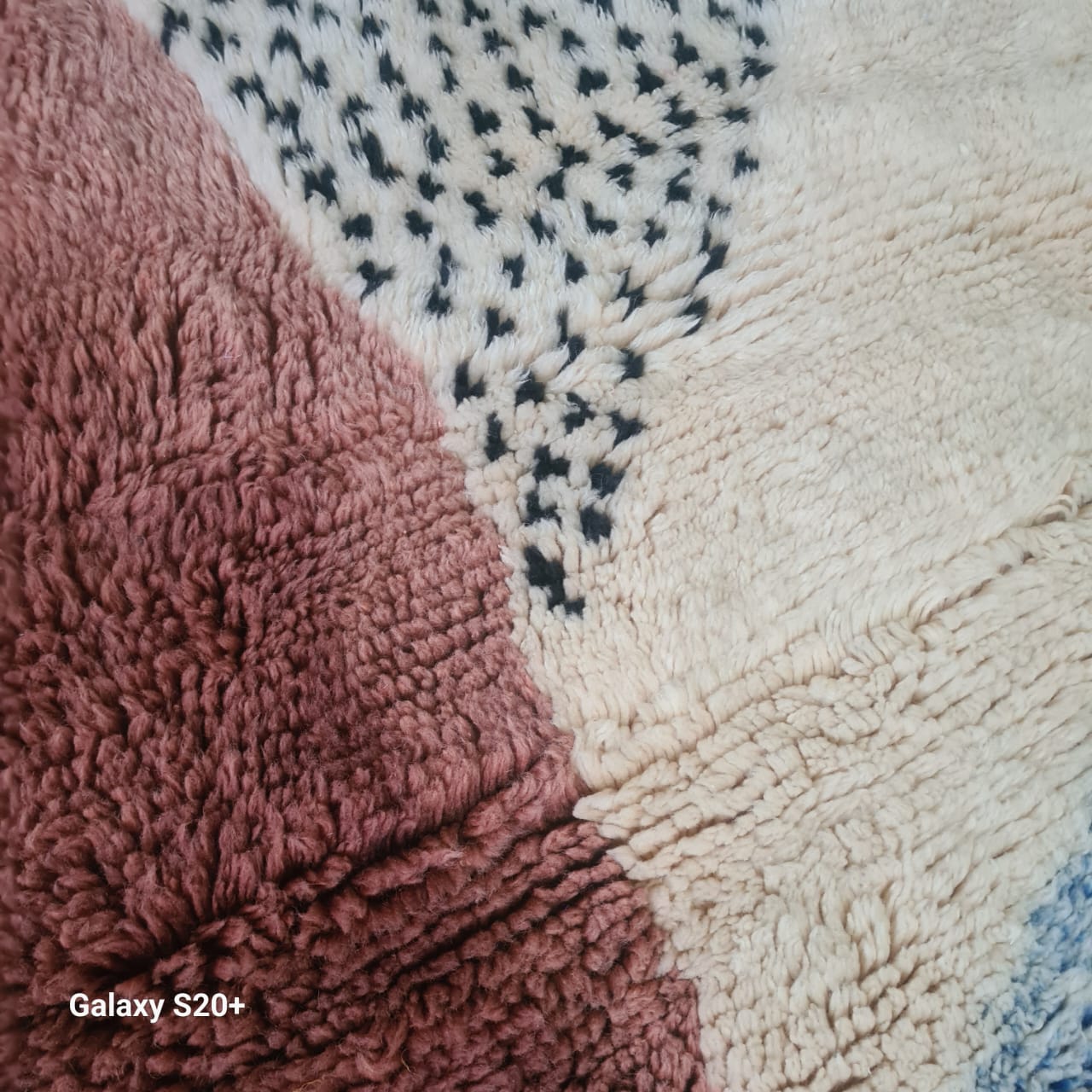 Atlantic Echoes – Tapis Beni Mrirt en bleu océanique 