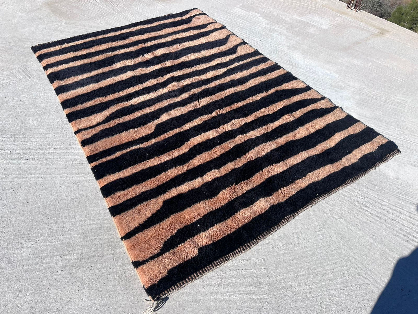 Beni Mrirt Strata Field — Noir & Terracotta Bands
