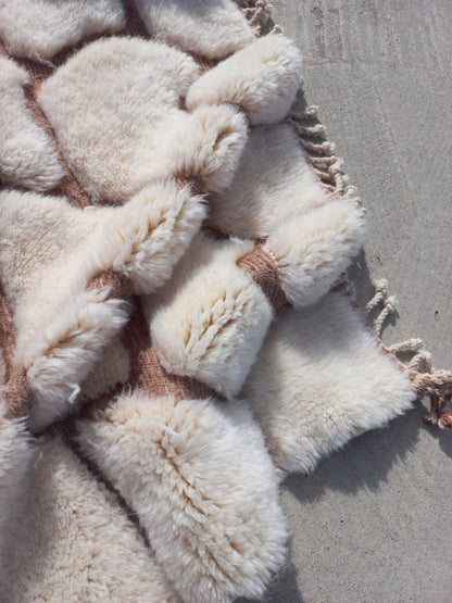 Ait Sgougou (Beni Mrirt) Ivory Cellular Rug with Blush Channels