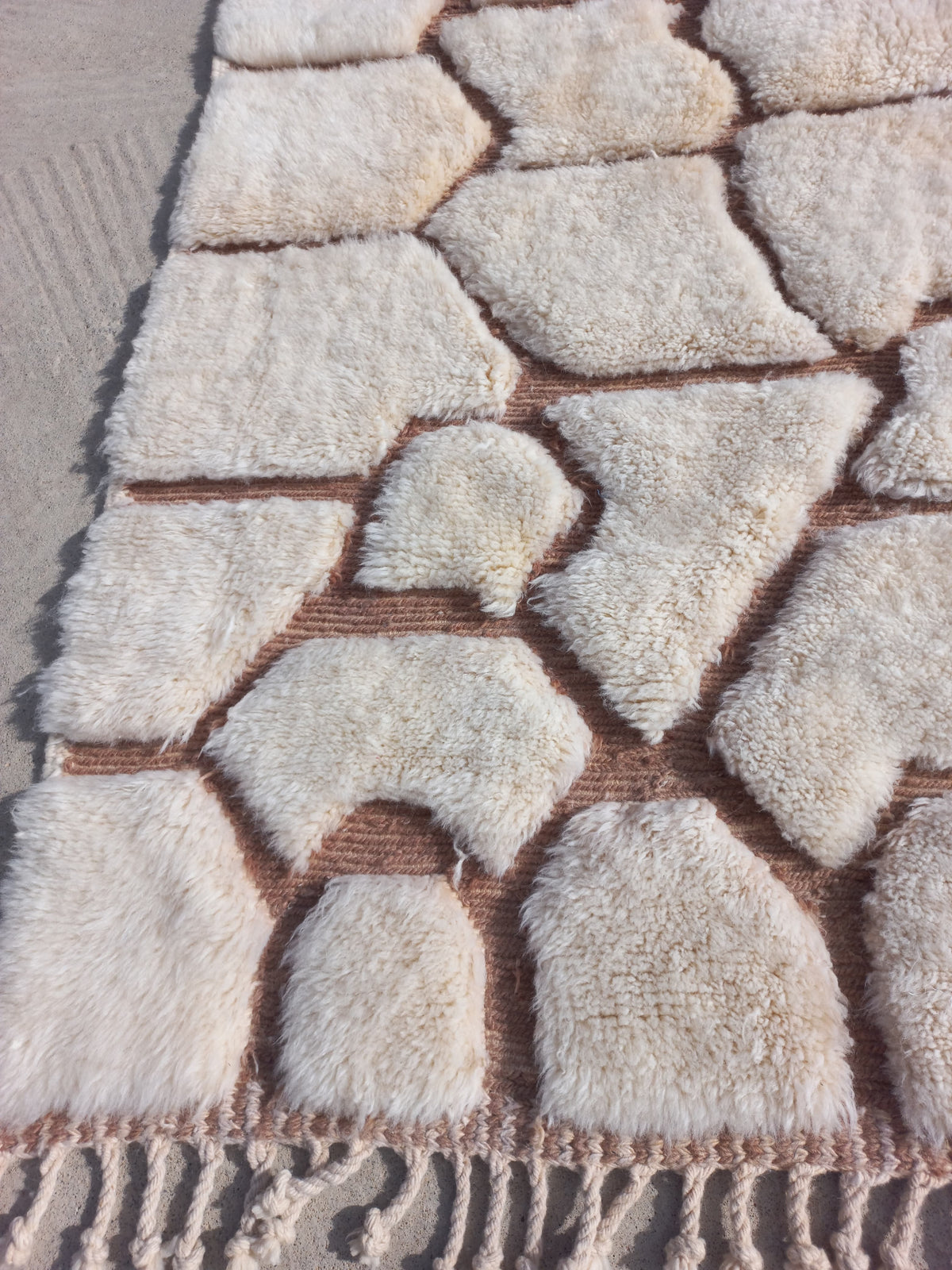 Ait Sgougou (Beni Mrirt) Ivory Cellular Rug with Blush Channels