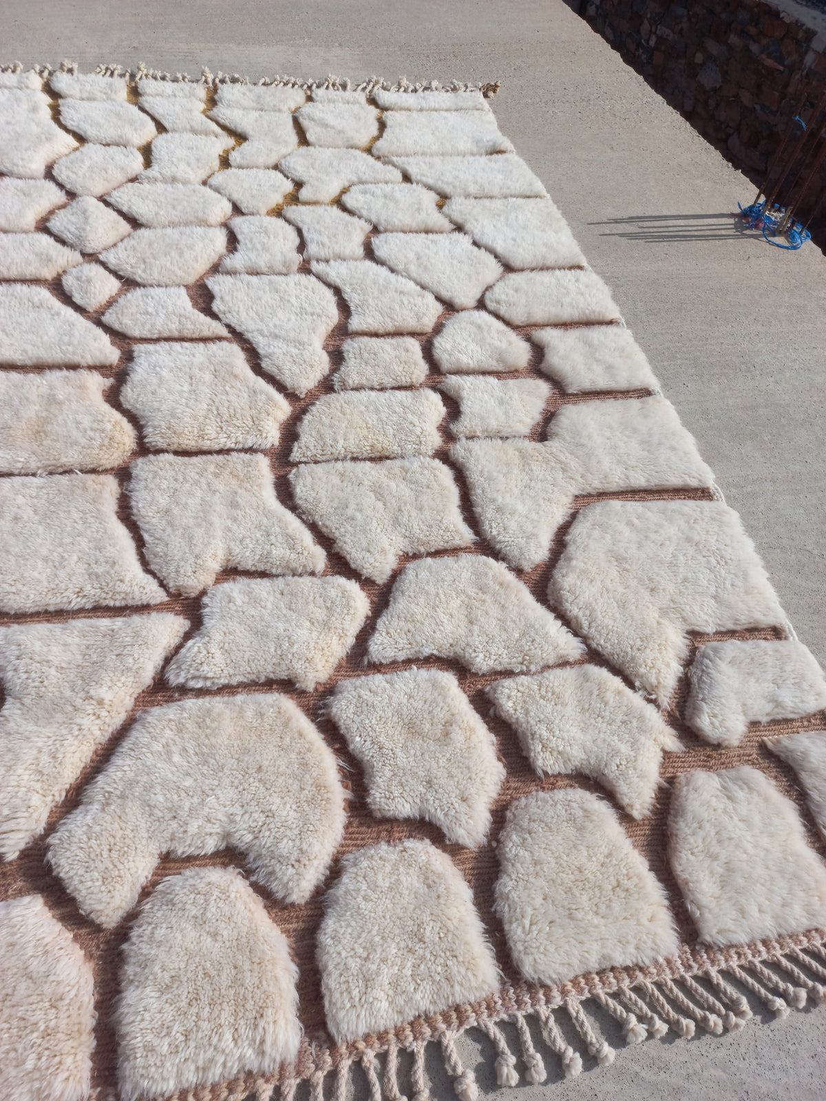 Ait Sgougou (Beni Mrirt) Ivory Cellular Rug with Blush Channels