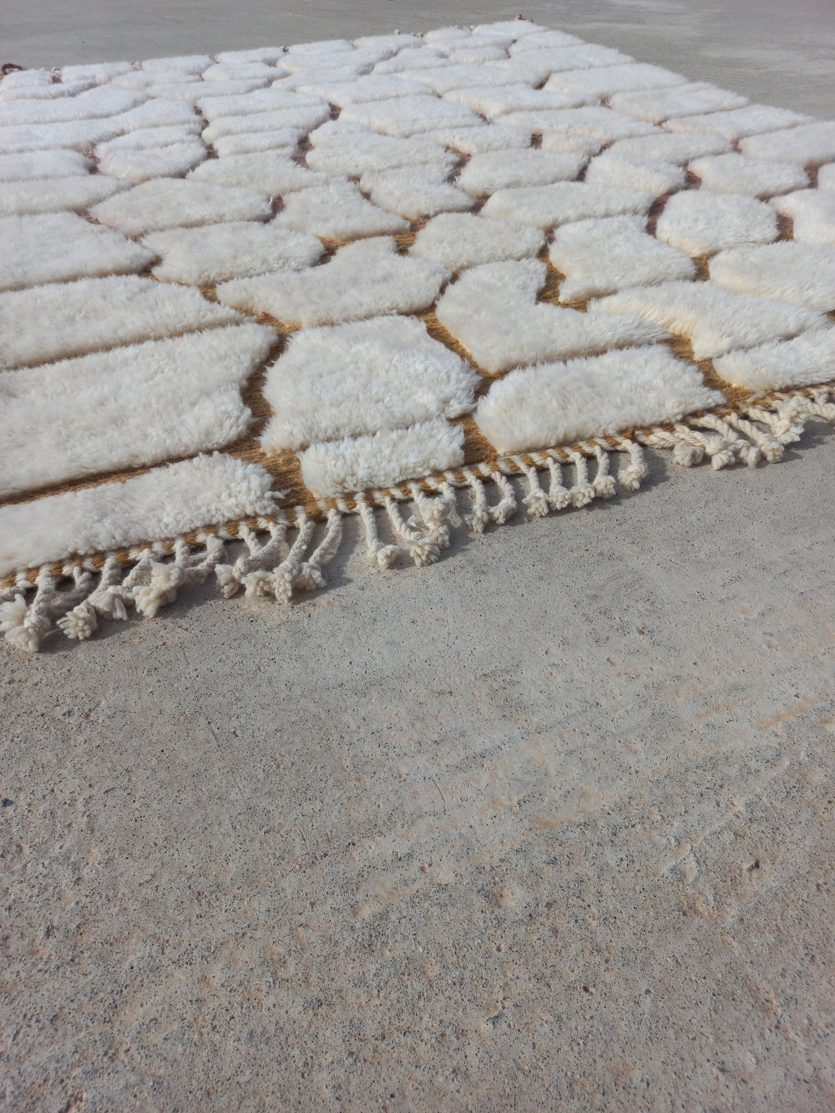 Ait Sgougou (Beni Mrirt) Ivory Cellular Rug with Blush Channels